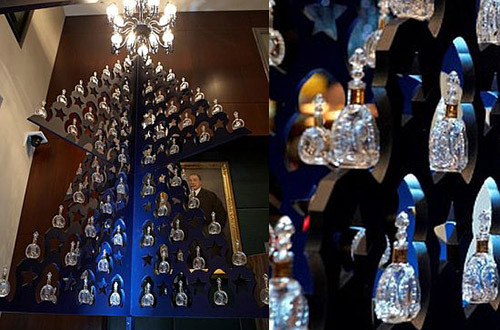 Руководство фешенебельного лондонского отеля Sofitel в  2010 году установила елку, представлявшую собой конструкцию из темно-серого металла, стоимостью 35 тысяч долларов. Вместо шаров и свечек на ней поблескивали маленькие бутылочки коньяка Louis XIII. Сделаны они были вручную мастерами компании Baccarat, которая считается мировым лидером по производству изделий из хрусталя. Елку венчала эксклюзивная люстра дымчато-голубого цвета. 