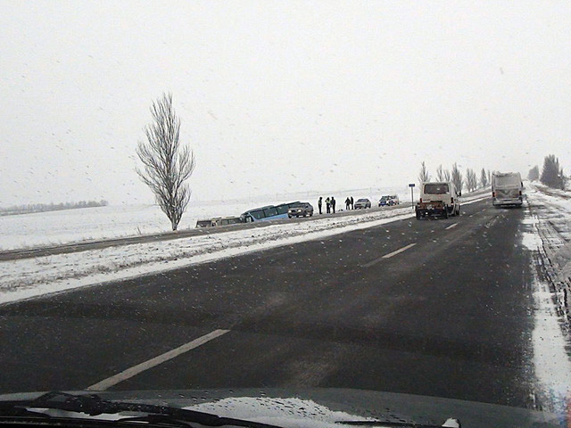 Боковое столкновение. Водитель Youtong врезался в стоящий БАЗ, и оба автомобиля съехали в сторону. Фото: Н. Рябченко