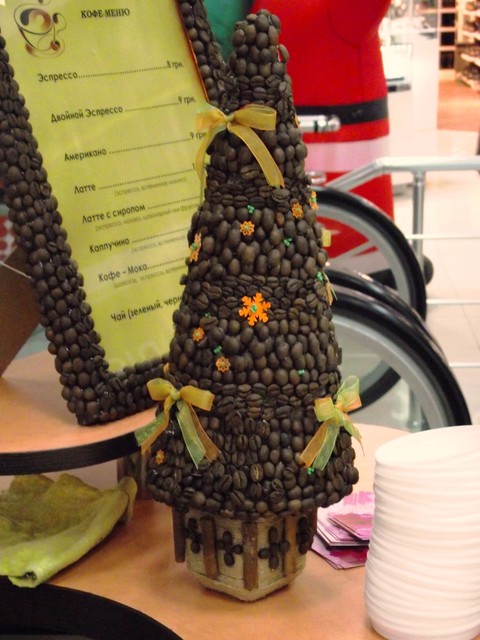 Для гурманов есть даже елка, которая источает запах кофе. Причем сделать такое новогоднее украшение можно самому — из любого сорта кофейных зерен, который вам больше всего по душе. Фото: А. Керменчикли