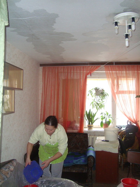 Дом по ул. Телиги, 49, залило из-за дырявой крыши. Фото предоставлено жильцом дома Андреем