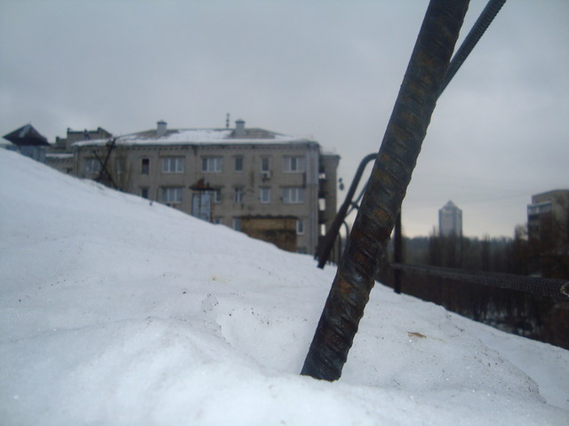 На крыше дома по ул. Телиги, 49, скопился снег. Теперь он начал таять и залил квартиры. Фото предоставлено жильцом дома Андреем