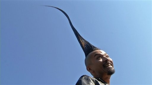 Обладатель самой высокой прически Кадзухиро Ватанабэ. Фото с сайта themellowjihadi.com