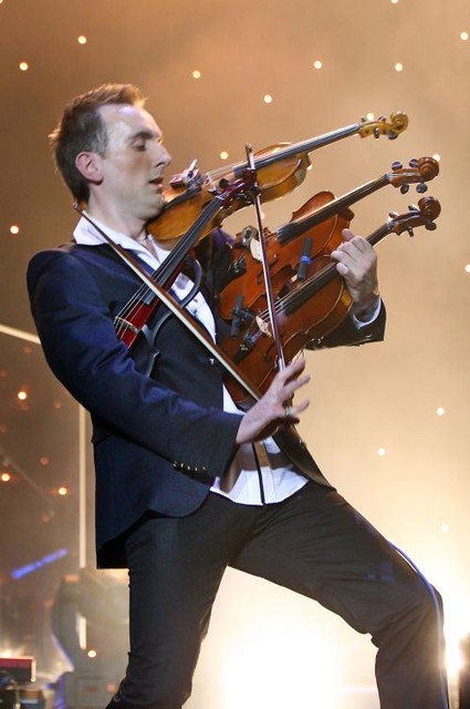 МУЗЫКА. В этом году в Украине установили множество музыкальных рекордов. Например, дльвовский музыкант Александр Божик музицировал одновременно на четырех скрипках. <br /><br />
Фото AFP