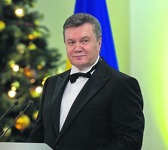 Политик года: Виктор Янукович.<br />
У нас нет оснований не соглашаться с результатами опроса. В конце концов, в стране с президентско-парламентской формой правления глава государства все время на виду, и прежде всего с ним связывают как успехи, так и неудачи. В 2012-м у Виктора Януковича был один несомненный успех: победа его партии на парламентских выборах и формирование ею большинства в новой Верховной Раде. Да, набрали не столько, сколько хотели, но все же взяли много. На международной арене ситуация большую часть года была скорее вялой, но после выборов появились новые возможности как на восточном, так и на западном направлении. Как президент ими воспользуется — это мы узнаем уже в следующем году.<br /><br />

