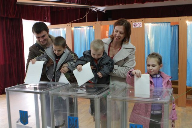 Выборы. Украинцы вывели в лидеры Партию Регионов, но неожиданно дали 