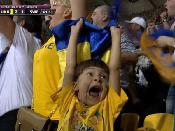 Фото, как маленький болельщик Тимурчик радуется после забитого нашей сборной гола, облетело мировые СМИ