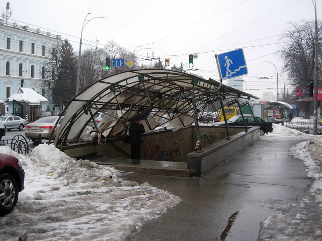 Воздухофлотский проспект. Над входом в подземный переход обвалилась крыша. Фото прислал Евгений Коверзнев