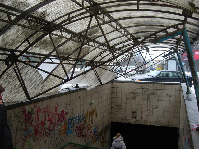 Воздухофлотский проспект. Над входом в подземный переход обвалилась крыша. Фото прислал Евгений Коверзнев