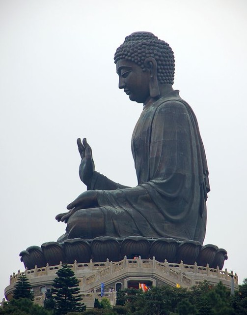 Будда. Бронзовая статуя высотой 26 м на острове Лантау. Фото Momotaro