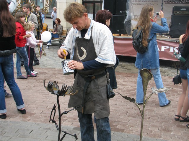 На осеннем фестивале-2012. В этом году мастера докуют цветы и закончат свой кованый автопортрет. Фото: М.Скичко