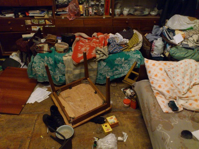Харьковчанка Оксана Филатова жалуется, что во время обыска в ее доме разбросали вещи и сломали мебель. Фото сделал старший сын женщины