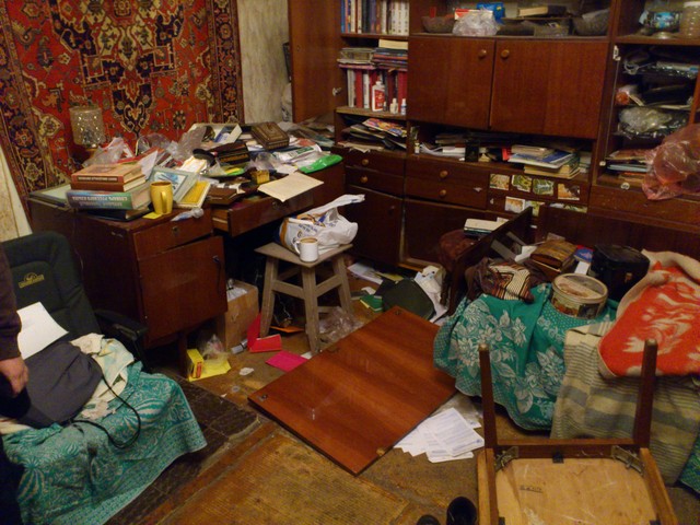 Харьковчанка Оксана Филатова жалуется, что во время обыска в ее доме разбросали вещи и сломали мебель. Фото сделал старший сын женщины