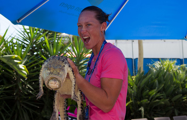 Саманта Стосур и крокодил. Фото australianopen.com