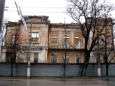 Сегодня. Здание стоит без жильцов и не подлежит реконструкции. Фото: sim.gov.ua