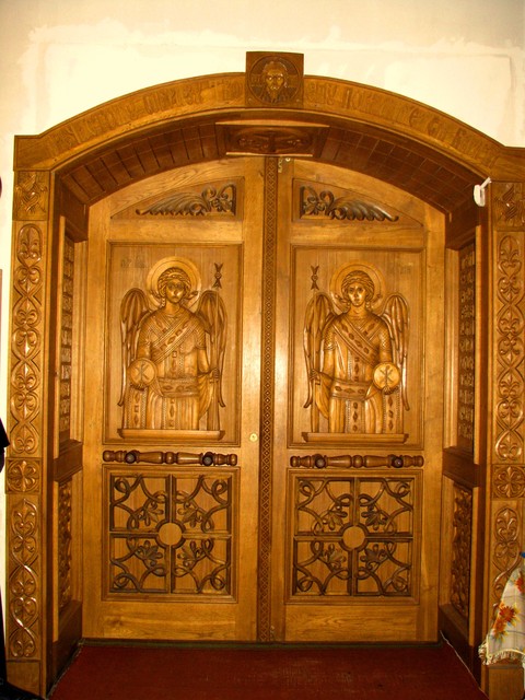 В храме. Резные двери тоже сделаны в столярке. Фото: Л. Серикова