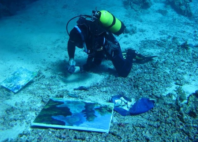 Художники пишут картины под водой