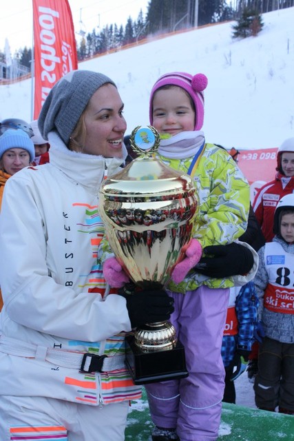 Яна Клочкова на детском турнире по лыжам в Буковеле