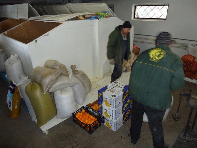 Киевский зоопарк завалили едой,  фото facebook.com