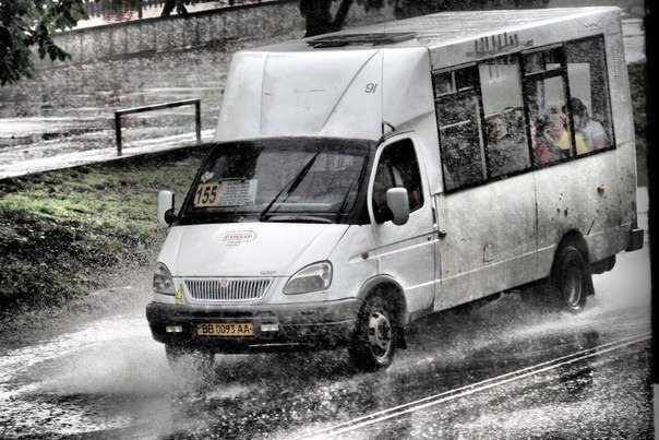 Маршрутки в Луганске настолько суровы, что едут с открытым люком в дождь