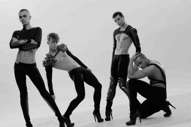 KAZAKY НА ШПИЛЬКАХ<br />
Фишка парней из группы Kazaky — танцы на каблуках. Они так эпатажно это делали, что их заметила Мадонна и пригласила в свой клип.
