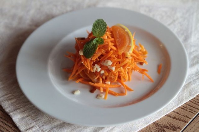 Салат из моркови с курагой и бразильскими орехами | Фото: Анастасия Искрицкая