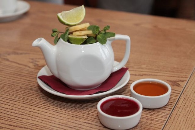 Имбирный чай с клюквенным джемом | Фото: Анастасия Искрицкая