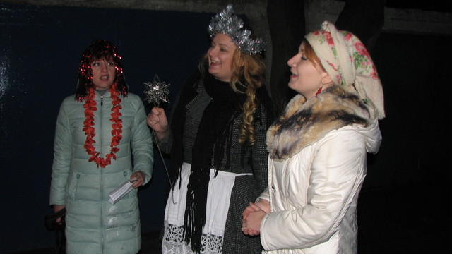 <br />
Святочные песни. На окраинах Одессы не боятся ряженых и приглашают навестить в следующем году. Фото: А. Сибирцев<br />
