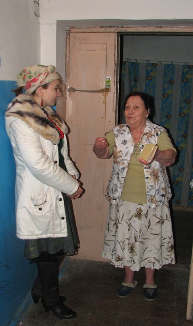 Молдаванка. Учительница подарила сборник колядок. Фото: А.Сибирцев 