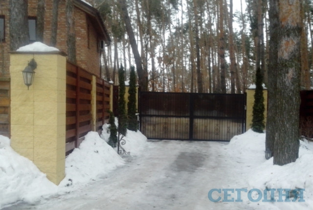 Ворота дома, где видят Симоненко. Участок в 1 гектар почти в лесу