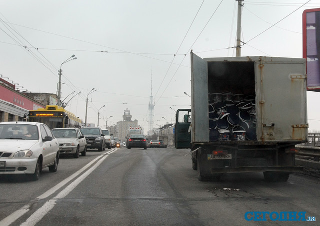 Водитель собирает кильку на Шулявском мосту в Киеве | Фото: Александр Яремчук