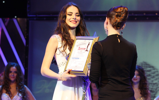 Именной диплом от крымской редакции издания получила 18-летняя Джемиле Куртмулаева 