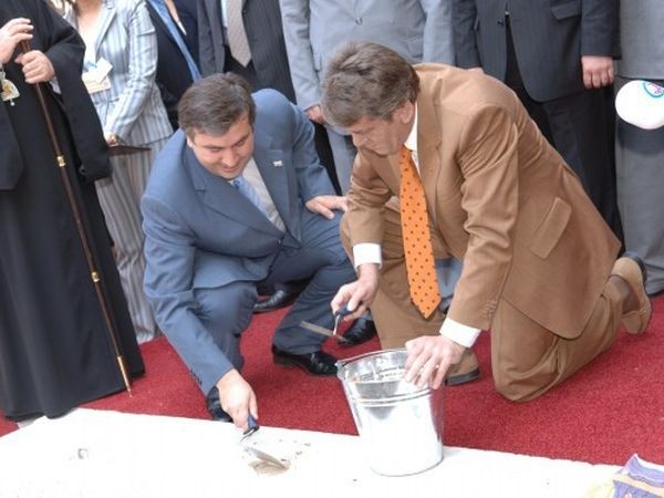 Киев-2005. Саакашвили и Ющенко заложили первый камень посольства. Фото: Администрация президента Грузии