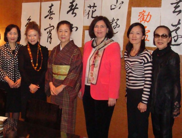 На каллиграфии. Елена (третья справа) уже своя в Японии. Фото из личного архива