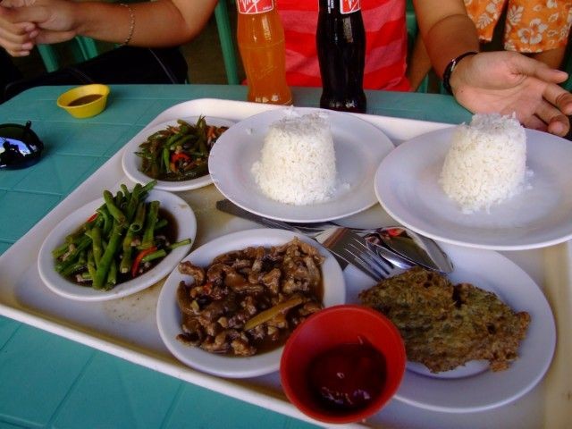Студенческий набор. На Филиппинах налегают на рис и овощи. Фото thelongestwayhome.com