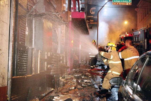 Пожар в ночном клубе Kiss в городе Санта-Мария произошел в ночь на воскресенье, фото AFP