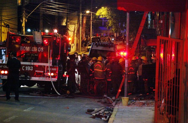 Пожар в ночном клубе Kiss в городе Санта-Мария произошел в ночь на воскресенье, фото AFP