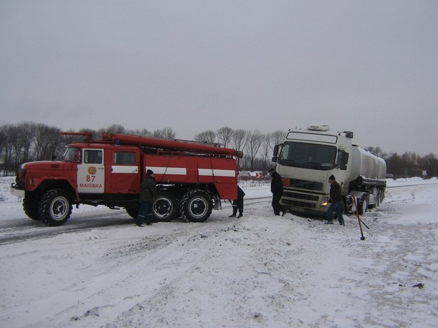 Колоссальные задержки при движении снегоуборочной техники возникали из-за припаркованных на проезжей части автомобилей. Фото: МЧС