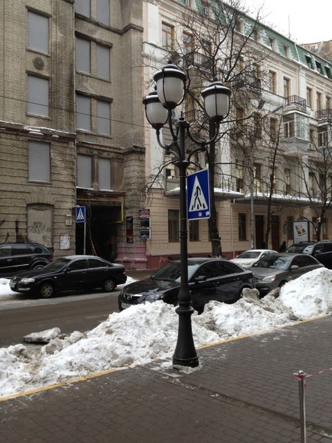 Пешеходный переход по ул Ярославав Вал. Именно здесь Дмитрий пытался перейти дорогу