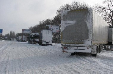Одесса пережила снегопад. За два дня спасатели вытянули из сугробов почти 500 авто, в том числе 80 автобусов с пассажирами. Фото: горсовет 