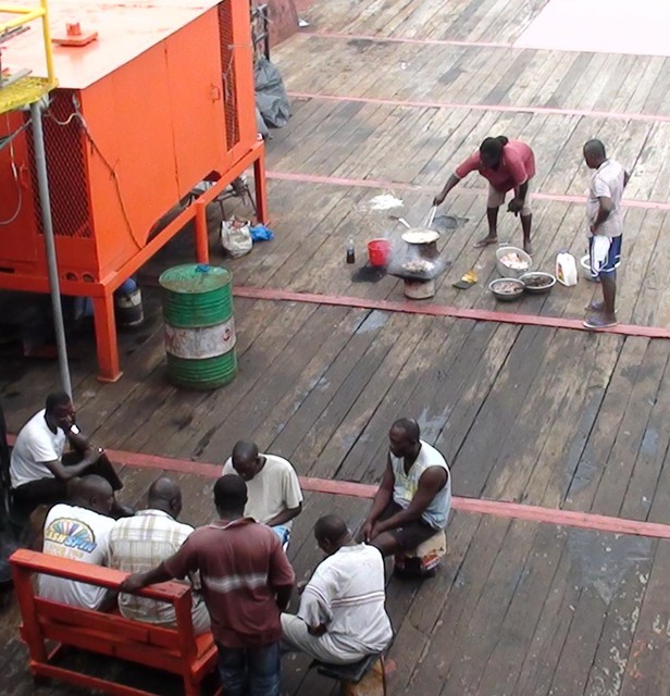 Африканская команда. Голодные моряки из Ганы обещали убить и съесть одесситов, если не появится еда. Фото: из личного архива моряков 