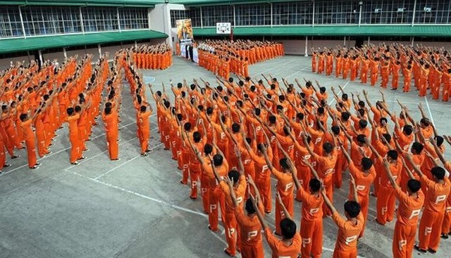 Синхронно. Тюрьма Cebu прославилась массовыми танцами зеков