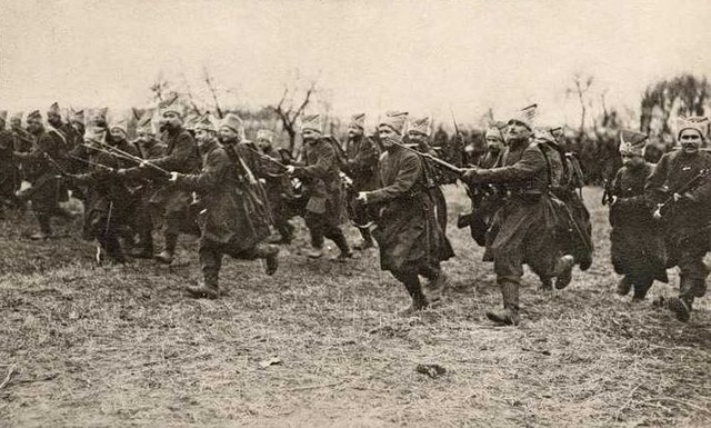 Синежупанники. Бравые с виду вояки разбежались по домам вскоре после приезда в Киев весной 1918 года
