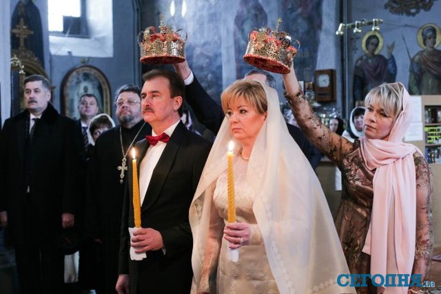В церкви. Венчание проходило тайно, на церемонии — только близкие | Фото: Сергей Николаев