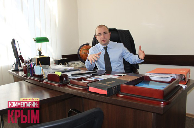 Лиев показал свой кабинет. Фото: crimea.comments.ua