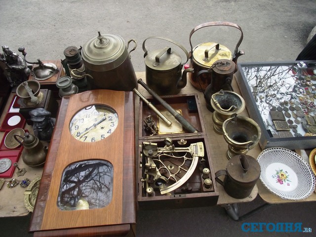 Ретрочасы с маятником, кофемолки и чайники. Фото: Е. Середа