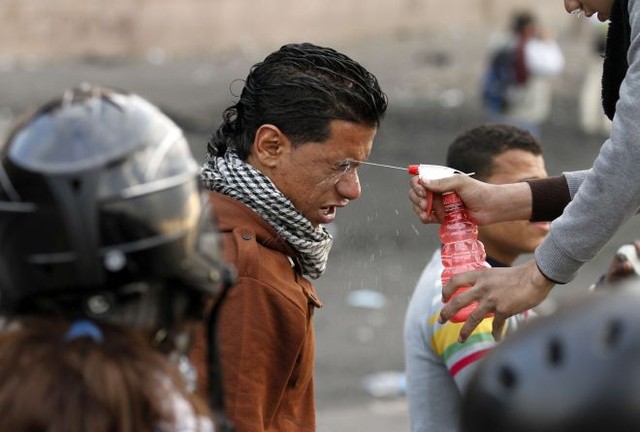 На Тахрире. Газ, которым пропахла площадь, разъедает глаза. Фото AFP