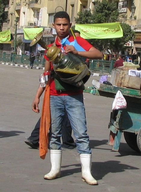 Утолить жажду. Днем – продавец сока, вечером – протестующий. Фото: Д. Гомон