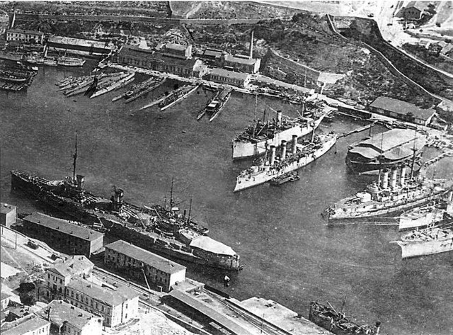 Немецкий снимок Севастополя 1918 года. Немцы взяли под контроль все, что осталось от Черноморского флота. Желто-синий флаг спустили и подняли свой кайзеровский