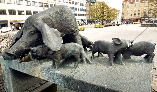 Дания. В городе Орхус стоит памятник свинке с поросятами. Фото dinby.dk