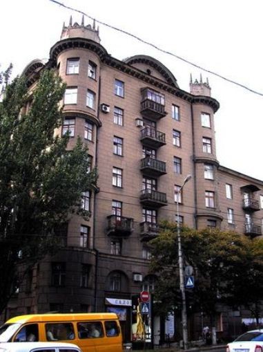 Сторожевые башенки. Пожалуй, самый красивый дом Донецка можно увидеть на Университетской улице. 